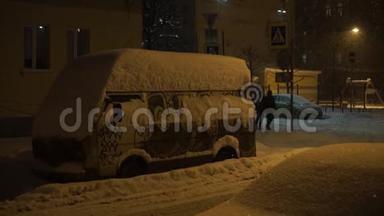 面包车上覆盖着雪。 晚上城里下了大雪。